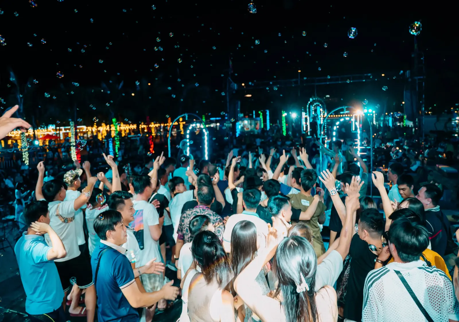 Khách trên bãi cát trước sân khấu WoW Beach Bar