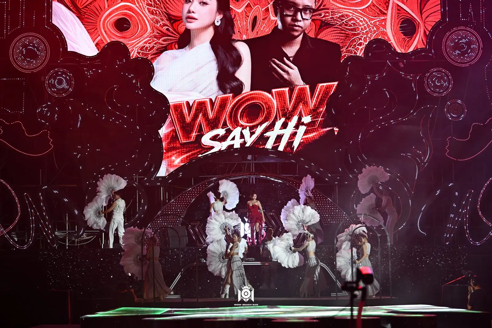 WoW Beach Bar — khoảnh khắc khách trong đêm diễn