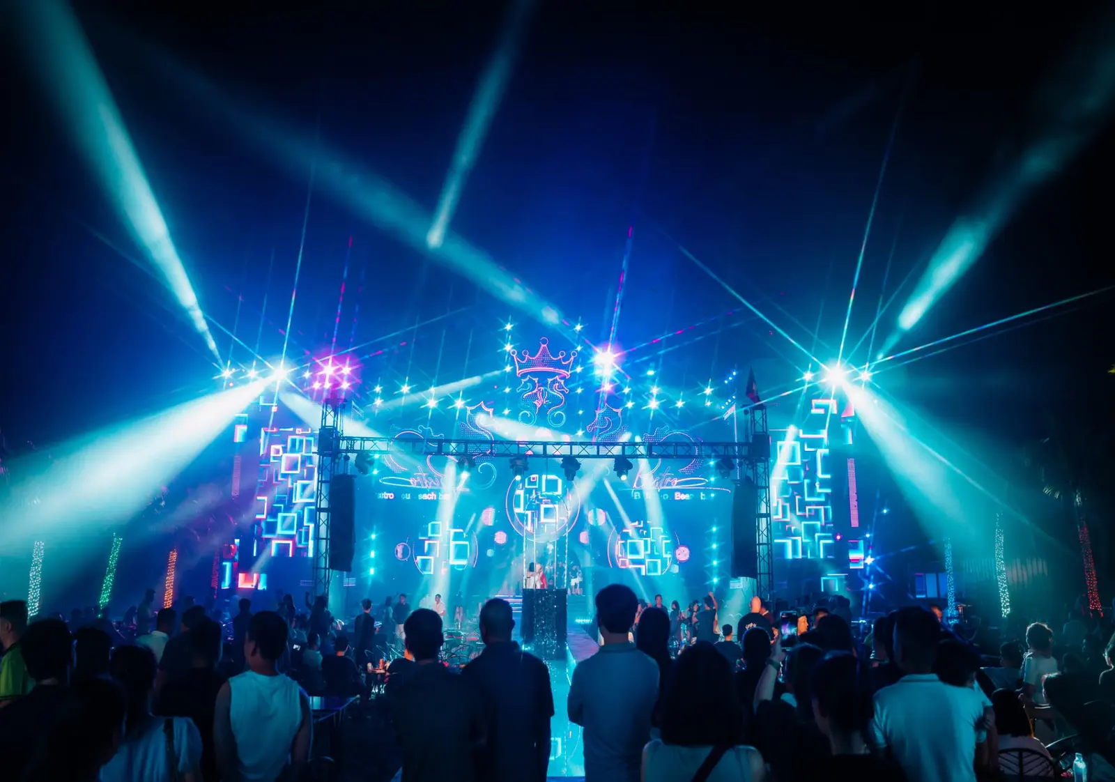 Sân khấu WoW Beach Bar sáng đèn về đêm