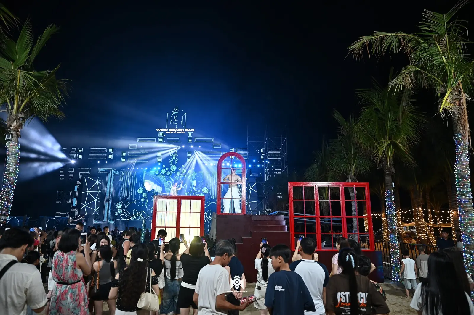 Bàn nhóm nhỏ trên bãi cát trước sân khấu WoW Beach Bar