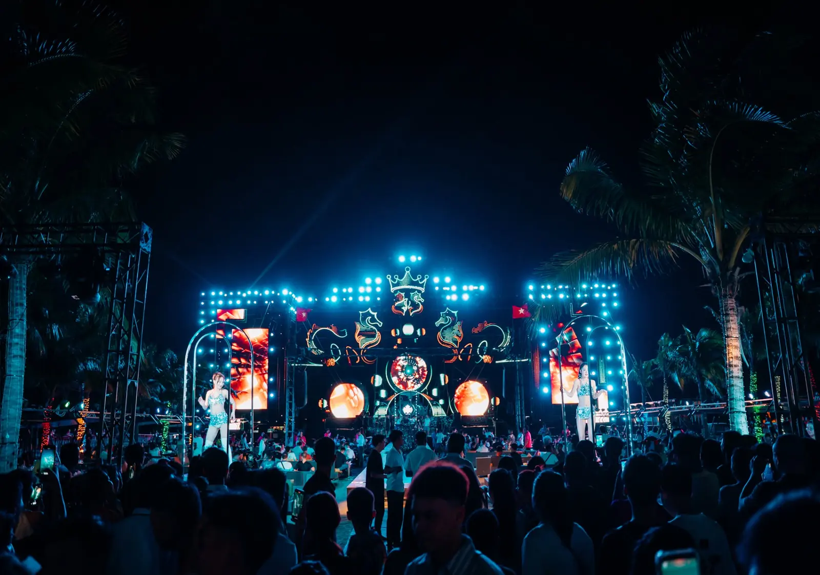 Khu bàn cho nhóm 6 đến 8 khách tại WoW Beach Bar