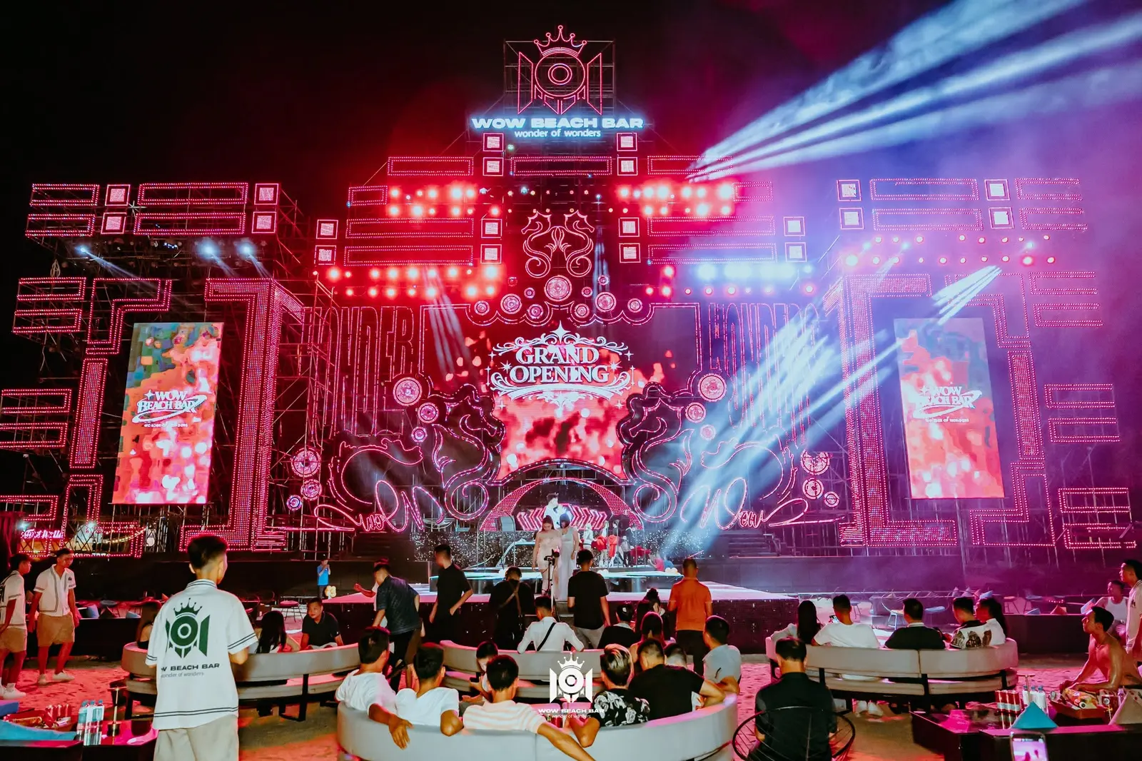 Khu ghế ngồi trên cát tại WoW Beach Bar