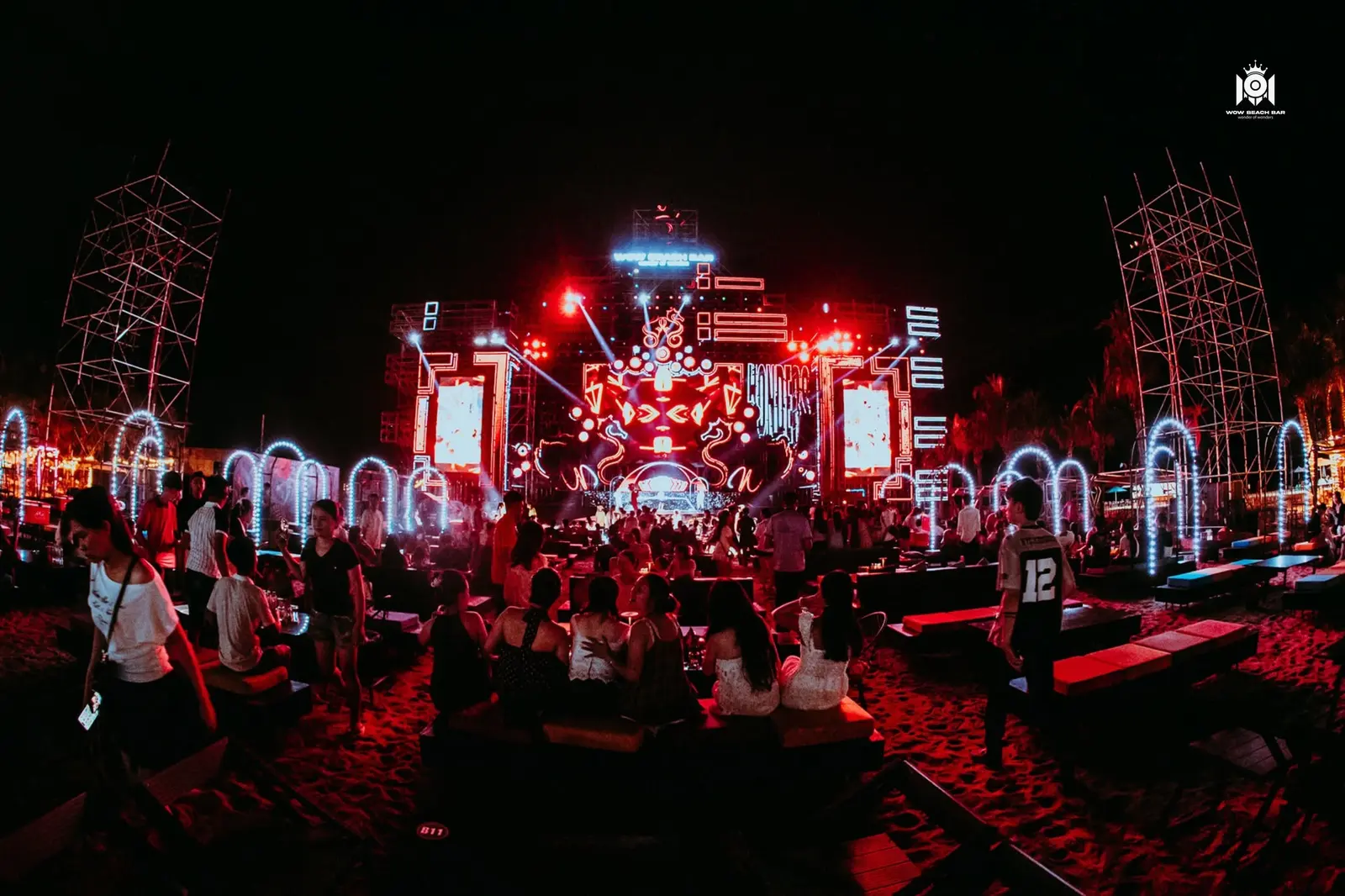 Toàn cảnh bãi cát và sân khấu WoW Beach Bar